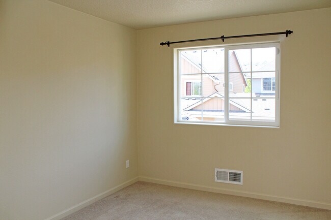 Building Photo - 321 NE Edgeway Drive