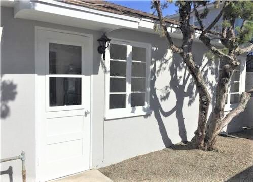 Building Photo - 325 Los Olivos