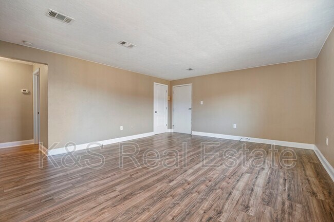 Building Photo - 29 Coulter St