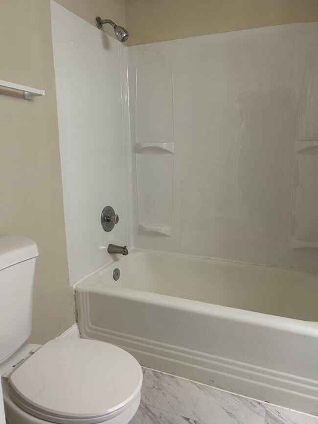 Building Photo - 624 E King St