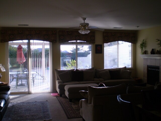 Building Photo - Beautifully Maintained and Upgraded Parkwa...