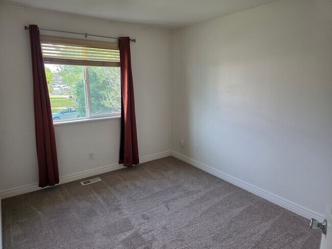 Building Photo - 482 E 475 N