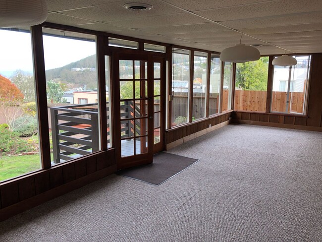 Building Photo - Coming Soon! Rare mid-century light filled...