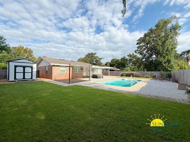 Building Photo - Beautiful 3-Bedroom Pool Home in Destin – Lawn & Pool Service Included!