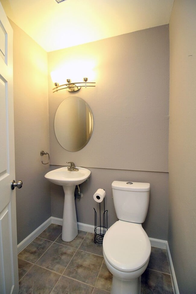 Building Photo - 4 Touchstone Dr
