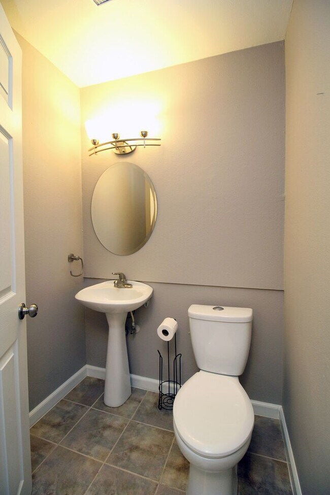 Building Photo - Fully Remodeled 3 Bedroom/2.5 Bathroom Lak...