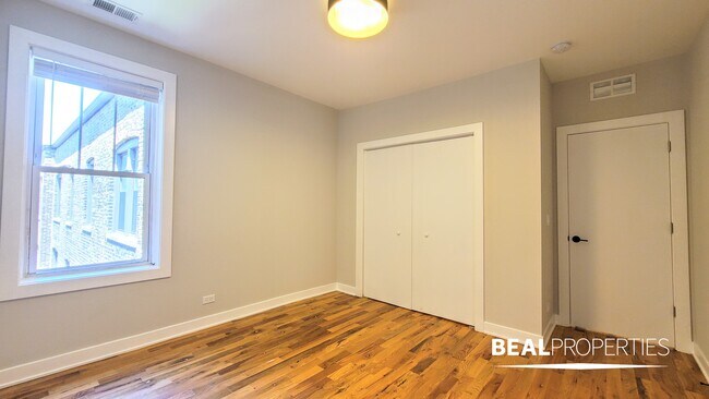 Building Photo - 654 W Wrightwood Ave