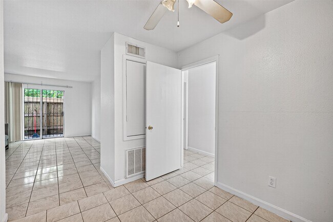 Building Photo - 7200 Clarewood Dr