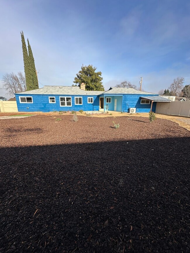 Building Photo - Large 3 Bedroom 2 Bath Home Close to South...