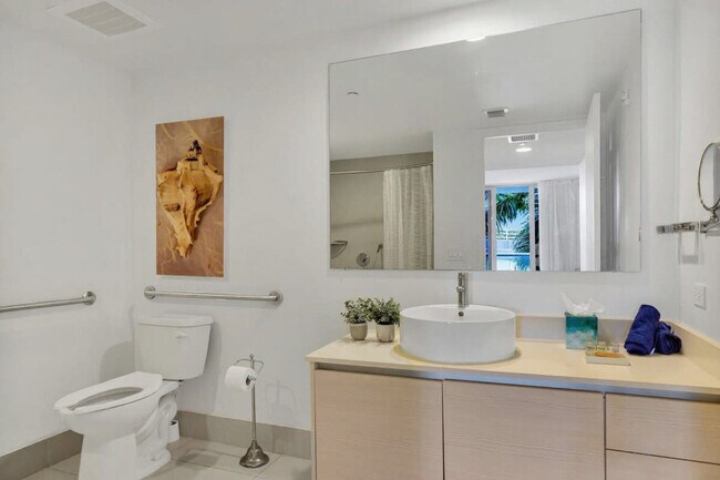 Building Photo - 2602 E Hallandale Beach Blvd