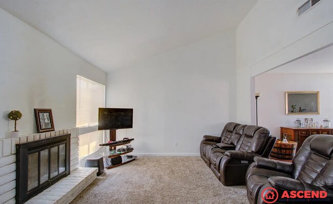 Building Photo - Cozy 3BD/2BA Home in Bakersfield's 93306 — Fully Equipped, Fireplace, Solar & All Pets Welcome!