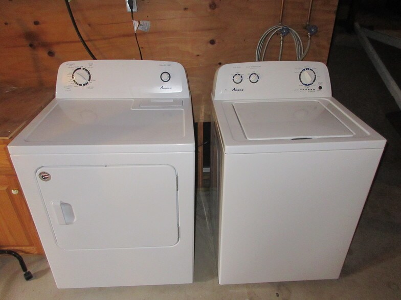Private Washer & Dryer - 22 Railroad Ave