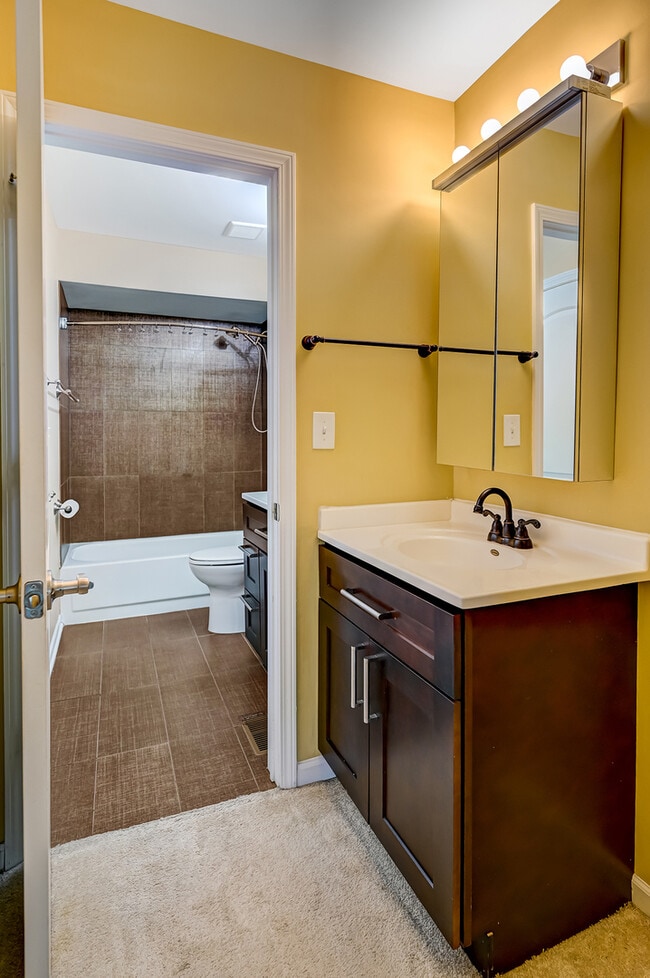 Building Photo - 7961 Knottingham Cir