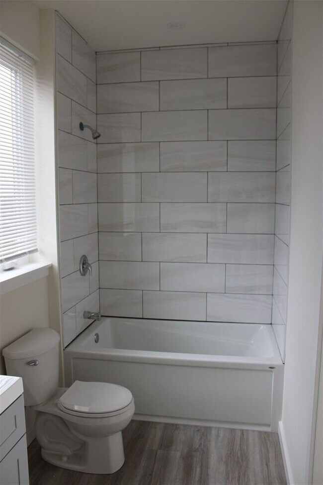 Building Photo - 2 bedroom 2 bathroom Brand New Triplex!