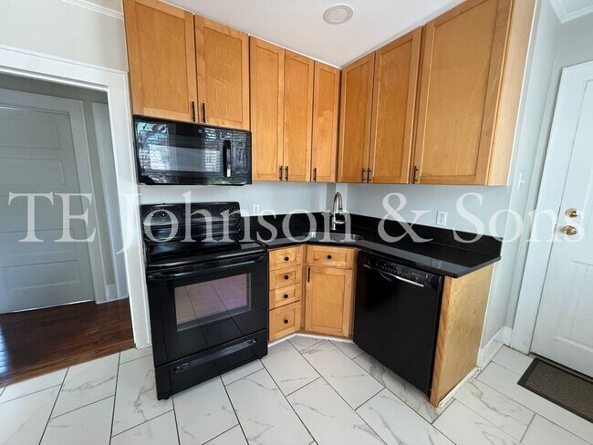 Building Photo - Charming 3BR Home with Fenced Yard, Hardwood Floors and Classic Built Ins