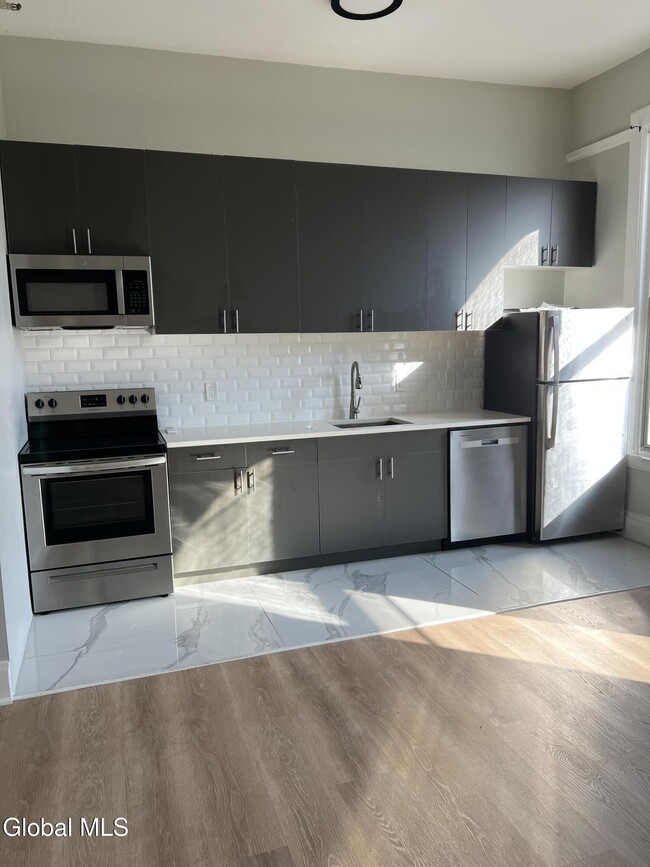 Building Photo - 5 Broadway