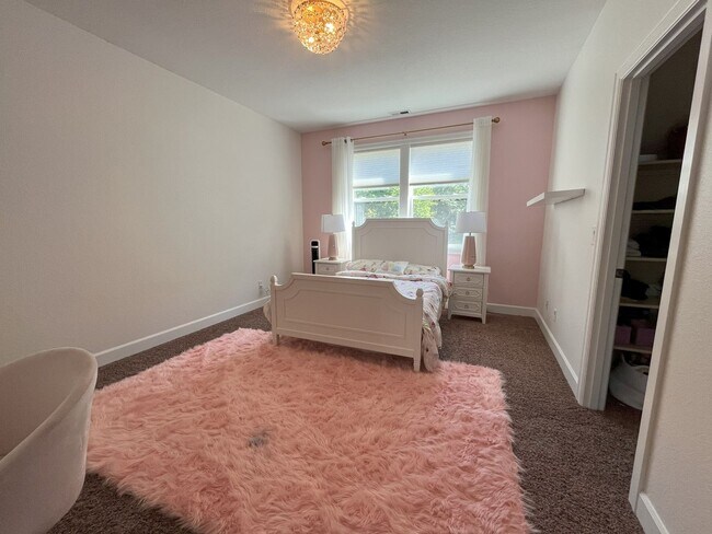 Building Photo - Elegant 4-Bedroom Luxury Home with Panoram...