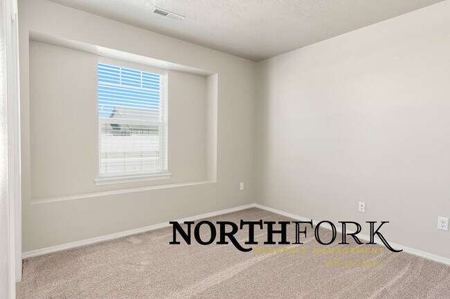 Building Photo - Great Nampa Rental with 3 car garage