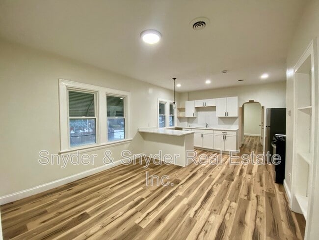 Building Photo - 884 Copley Rd