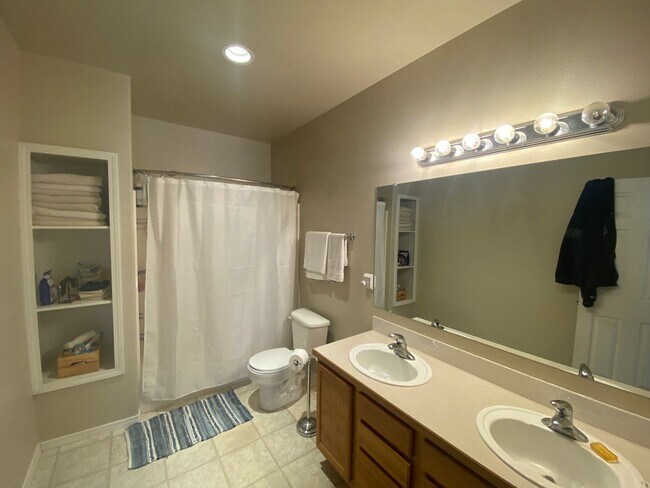 Building Photo - Single level home located in Redmond!  RV ...