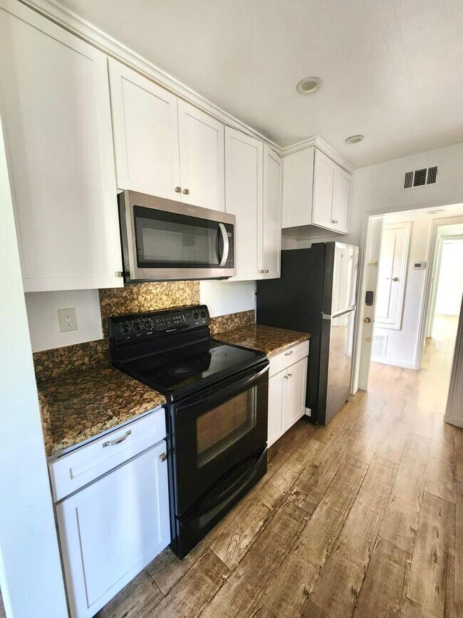 Building Photo - Beautiful and spacious condo in Tarzana!