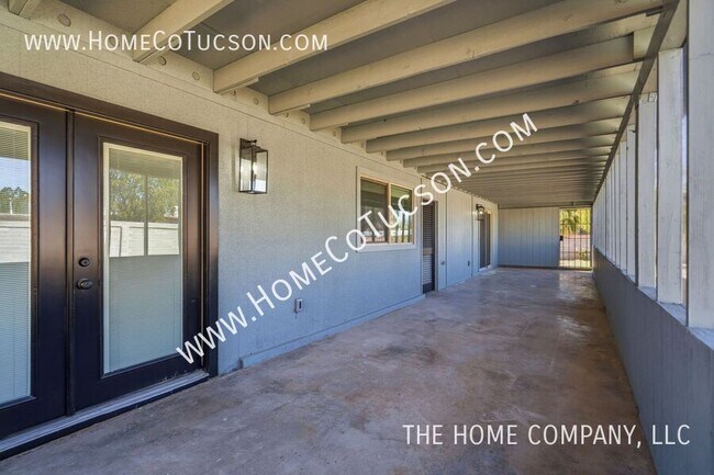 Building Photo - 7461 E Victoria Dr