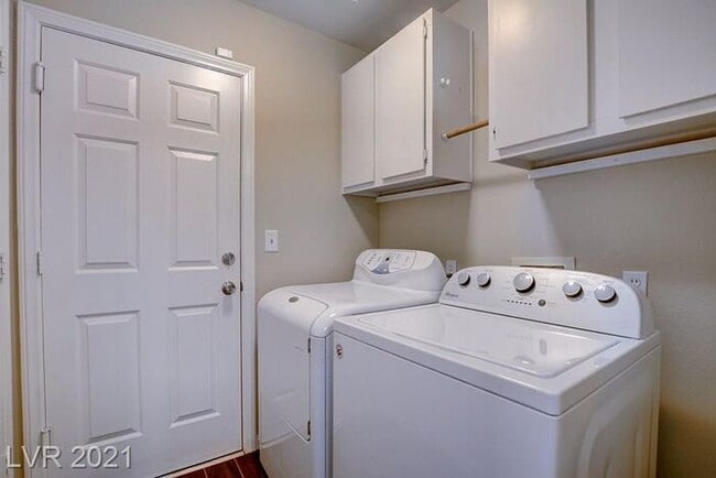 Building Photo - Ready for a BIG house - for little rent in the Heart of GREEN VALLEY.