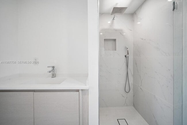 Building Photo - 5661 Pine Tree Dr