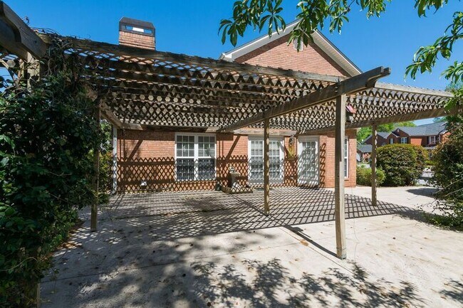 Building Photo - 340 Bedford Dr