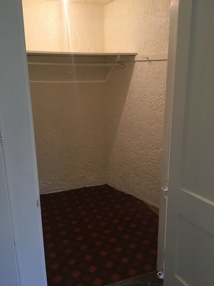 Walk-in closet - 669 Avenue B NW