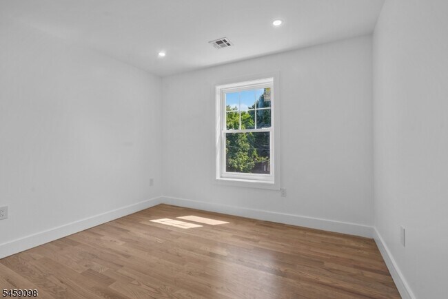 Building Photo - 144 N 14th St