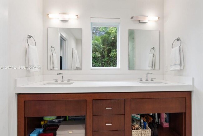 Building Photo - 408 Como Ave