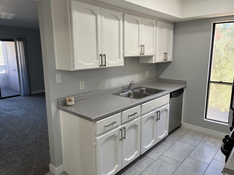 Building Photo - 3131 W Cochise Dr
