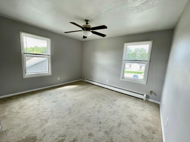 Building Photo - Amazing 2 Bed/1 Bath upstairs apartment in...