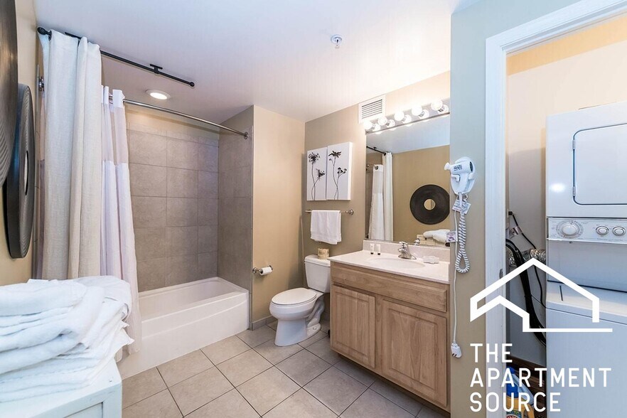 Building Photo - 353 N Desplaines St