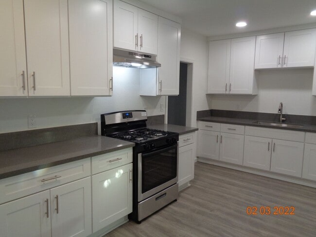 Building Photo - Cute and Cozy Ranch Style Home in East Lan...
