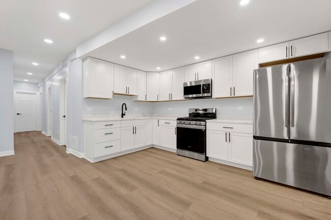 Building Photo - 2329 N Geneva Terrace