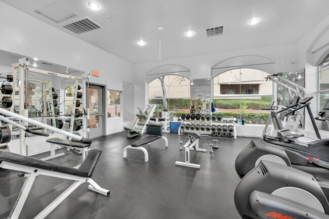 Building Photo - Experience Las Vegas in style and comfort with this beautiful first-floor 3-bedroom condo