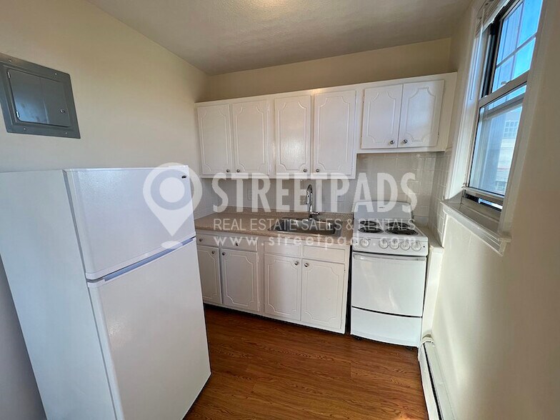 Building Photo - 160 N Beacon St