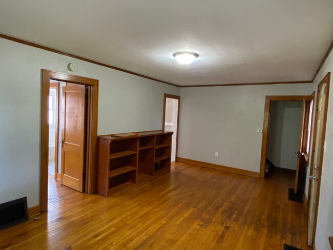 Building Photo - 2 Bedroom/1 Bath AVAILABLE NOW