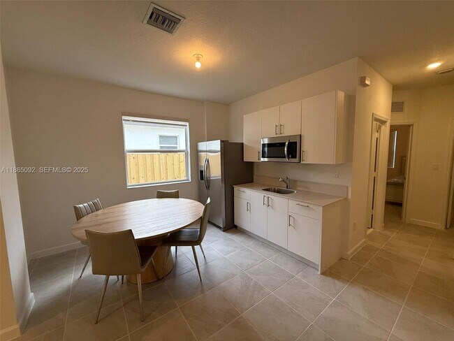 Building Photo - 2832 SE 23rd Ave