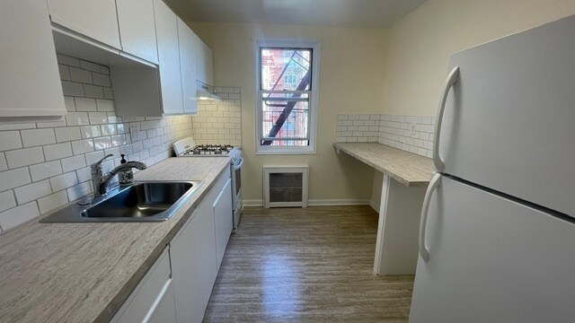 Building Photo - 3 Sadore Ln