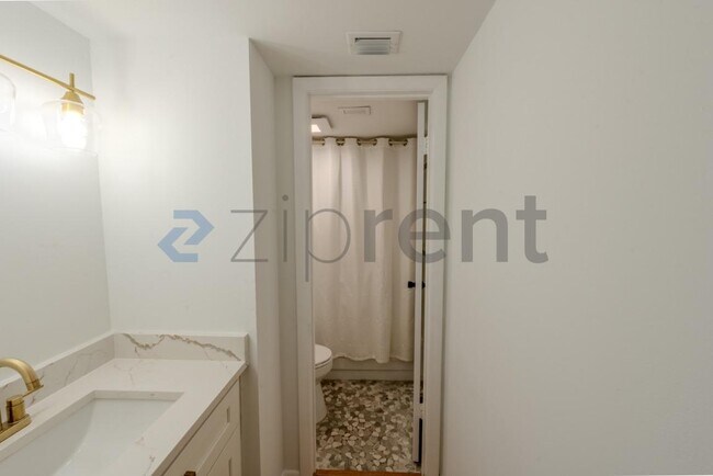 Building Photo - Unit C110
