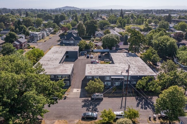 Building Photo - 208 SE 5th Ave