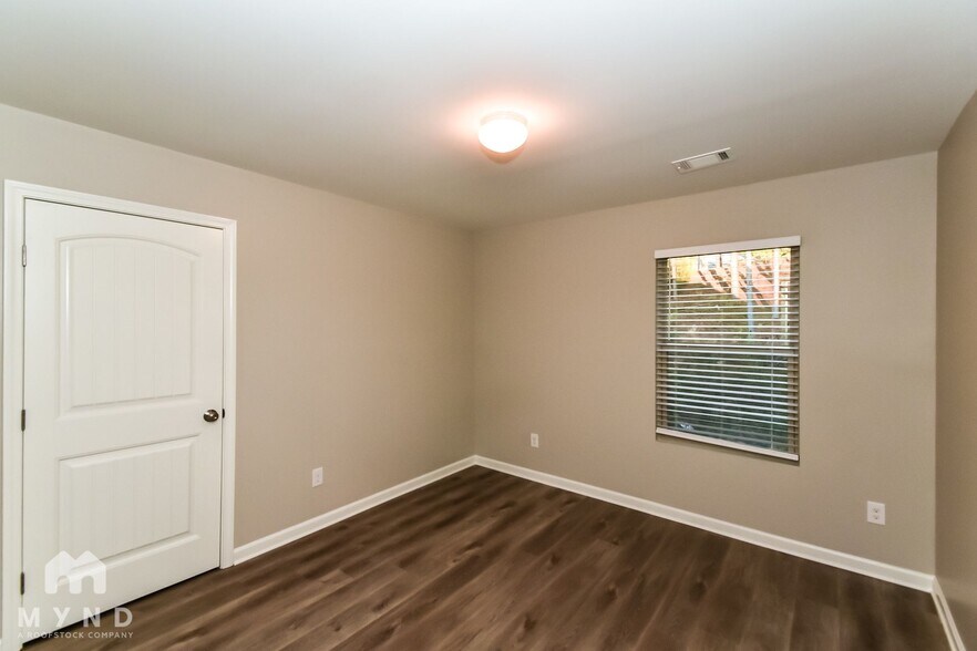 Building Photo - 828 Lake Chase