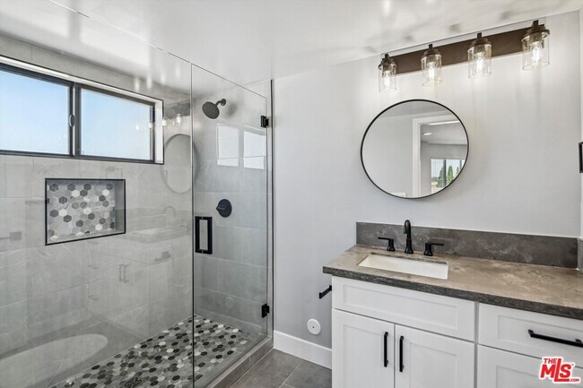 Building Photo - 819 E La Palma Dr