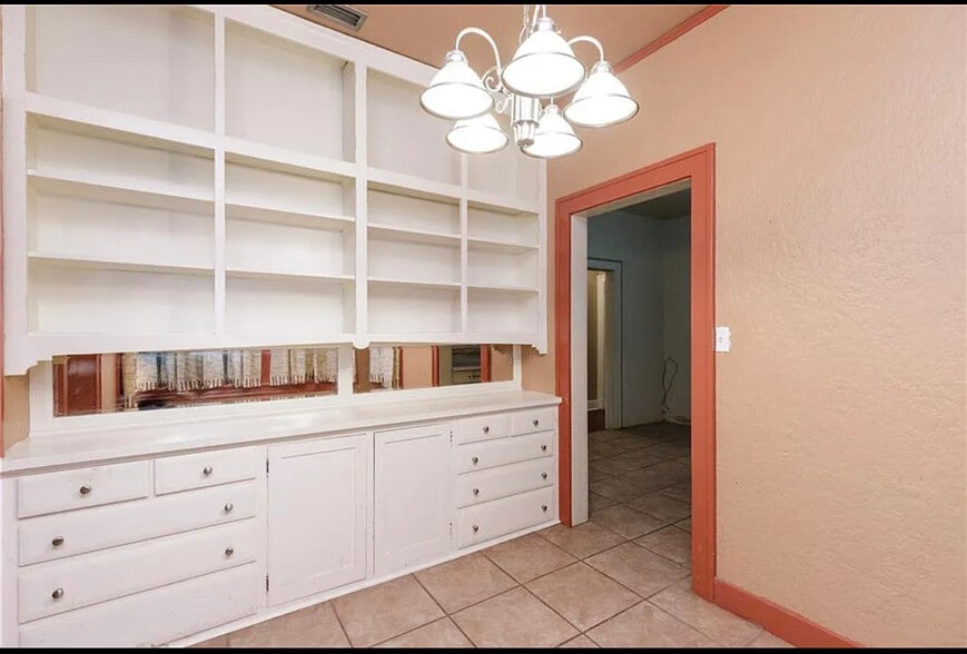 Kitchenette - 208 E Ligustrum Blvd