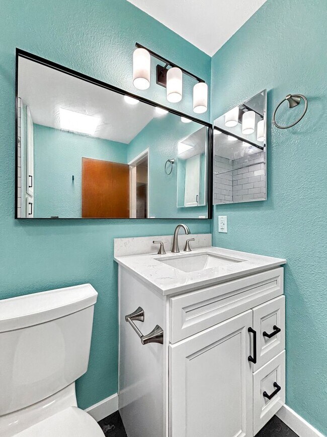 Building Photo - Stunning 2BD/2BA Condo in University Heigh...
