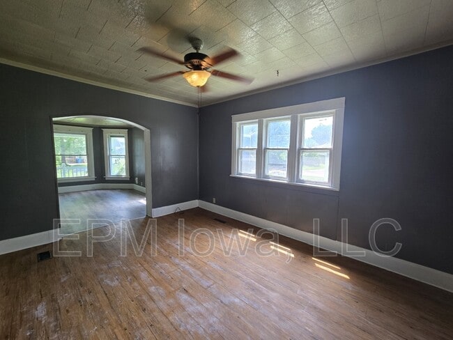 Building Photo - 402 Sunnyside Ave