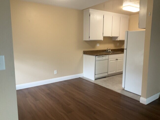 Building Photo - 2 bedroom 1 bth upper unit